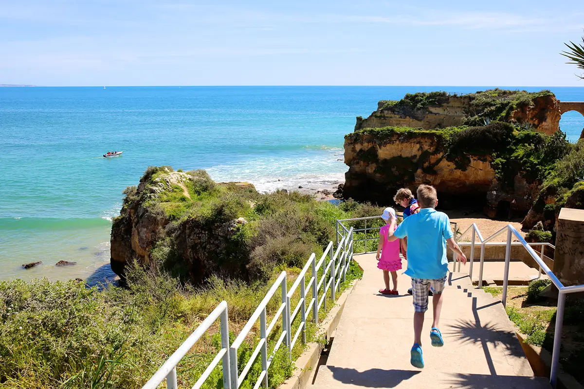 algarve-portugal-kids.webp